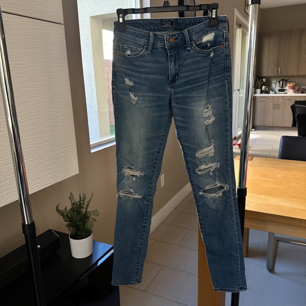 Abercrombie & Fitch - Super skinny jean, distressed, size 25